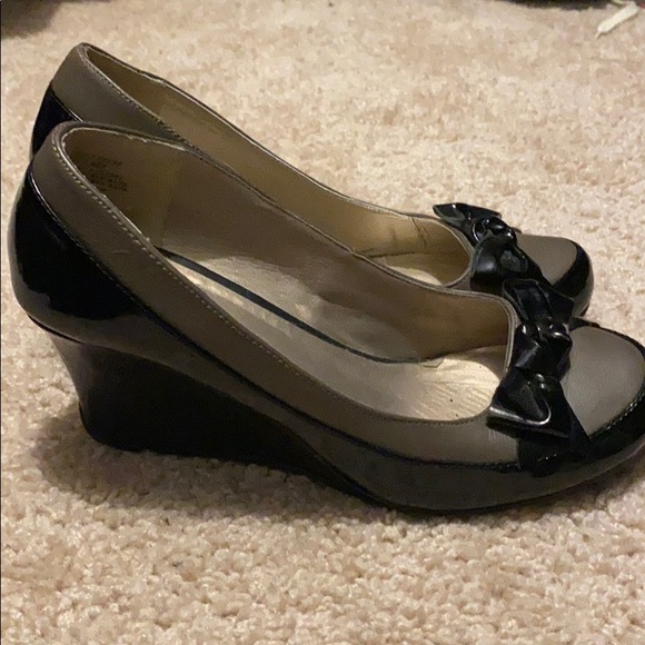 Kenneth Cole Wedges with Bows - Picture 5 of 7